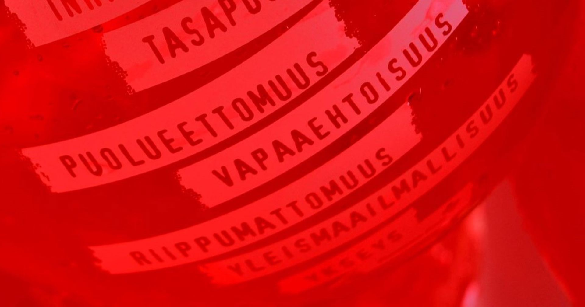 Ilmapallossa lukee Punaisen Ristin periaatteet.