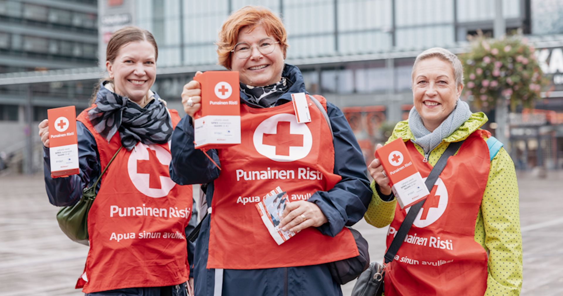 Punaisen Ristin vapaaehtoinen pakkaa laatikoita varastolla.