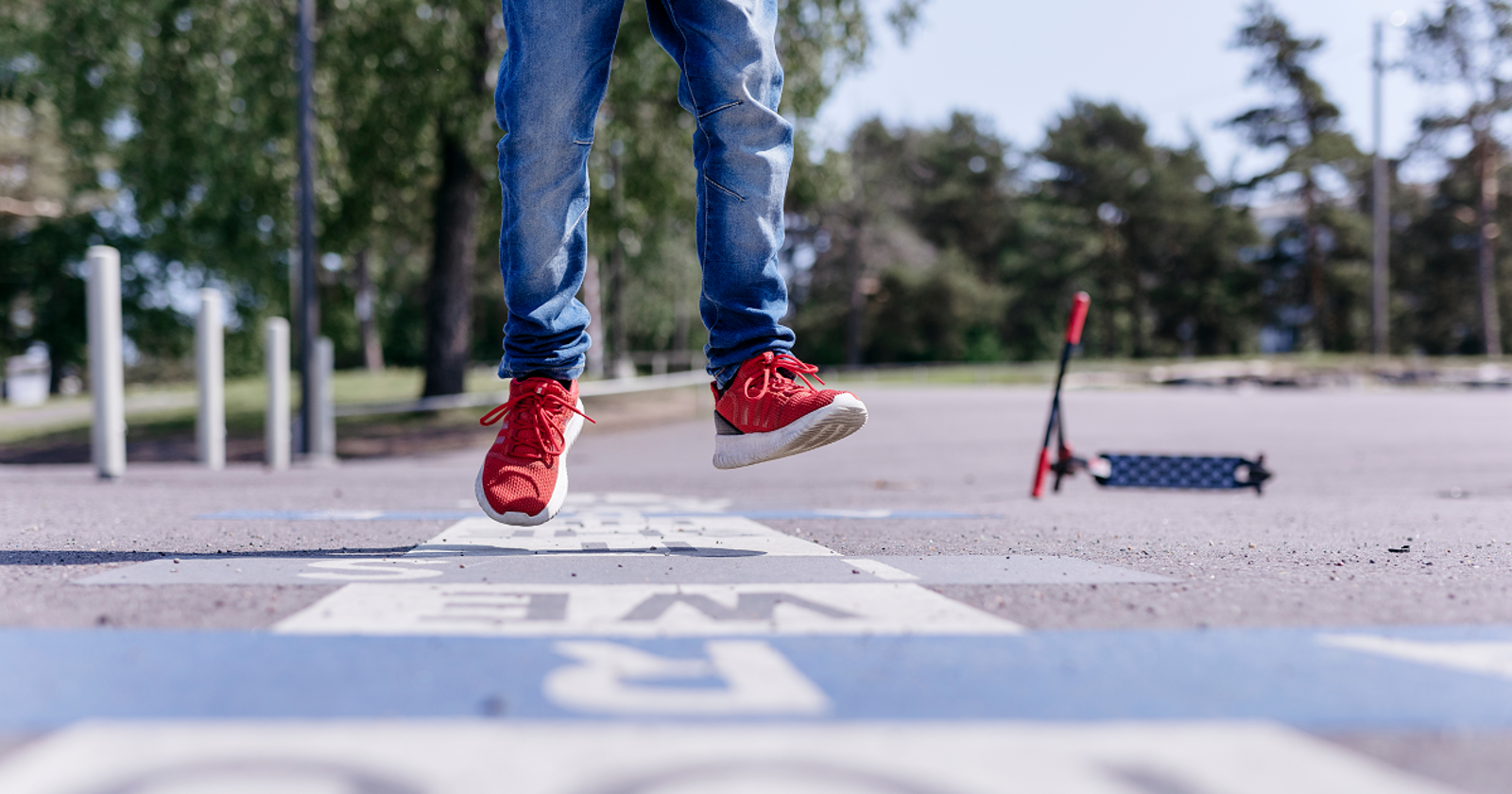 Nuori hyppii koulun pihalla.