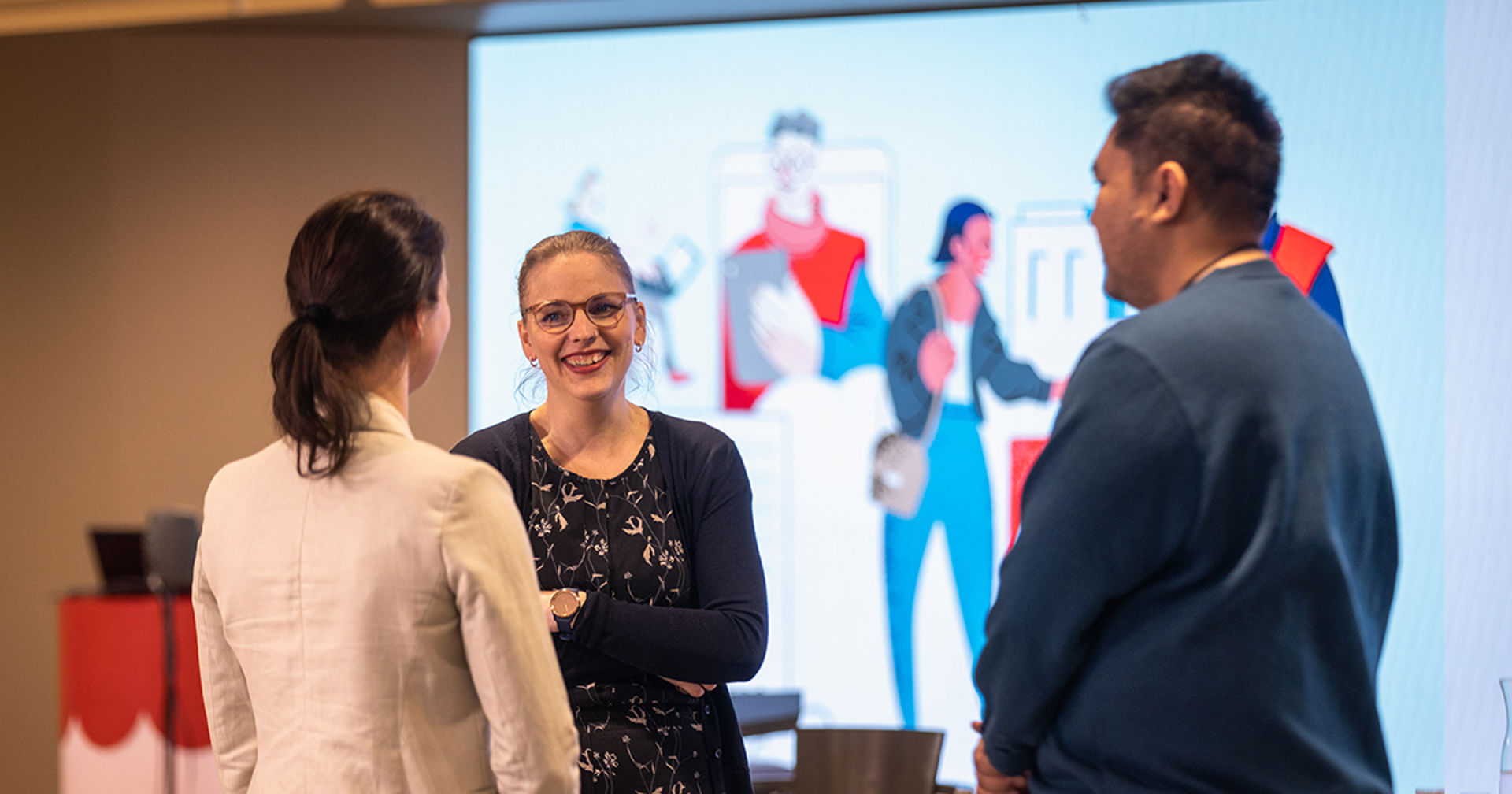 Kolme henkilöä keskustelemassa keskenään.