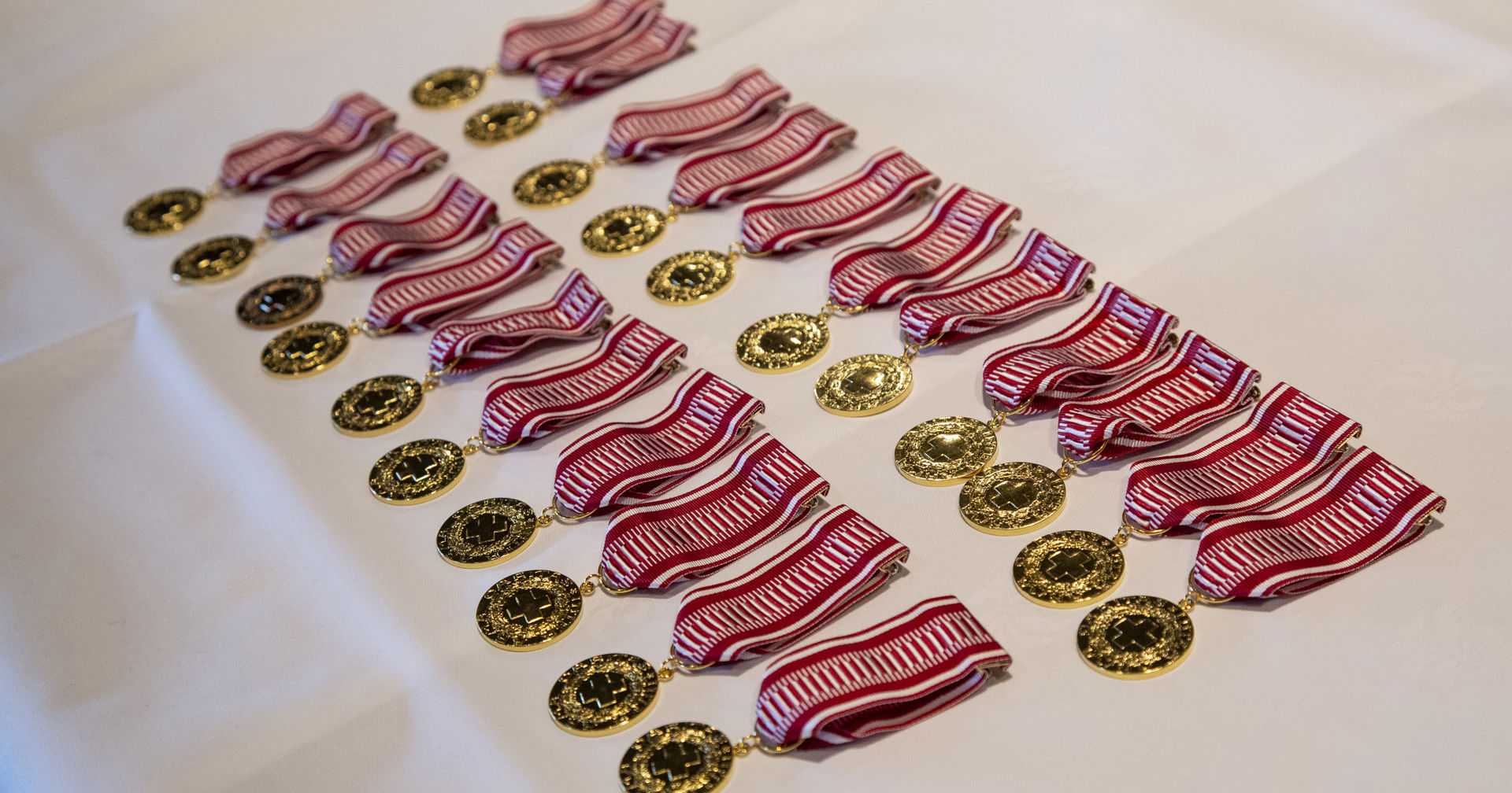 Suomen Punaisen Ristin pronssinen ansiomerkki rasiassa.