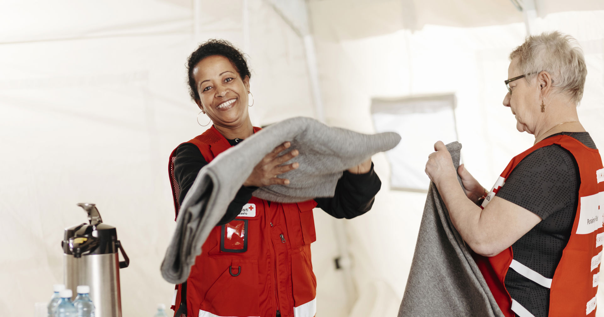 Henkilö puhuu puhelimeen.