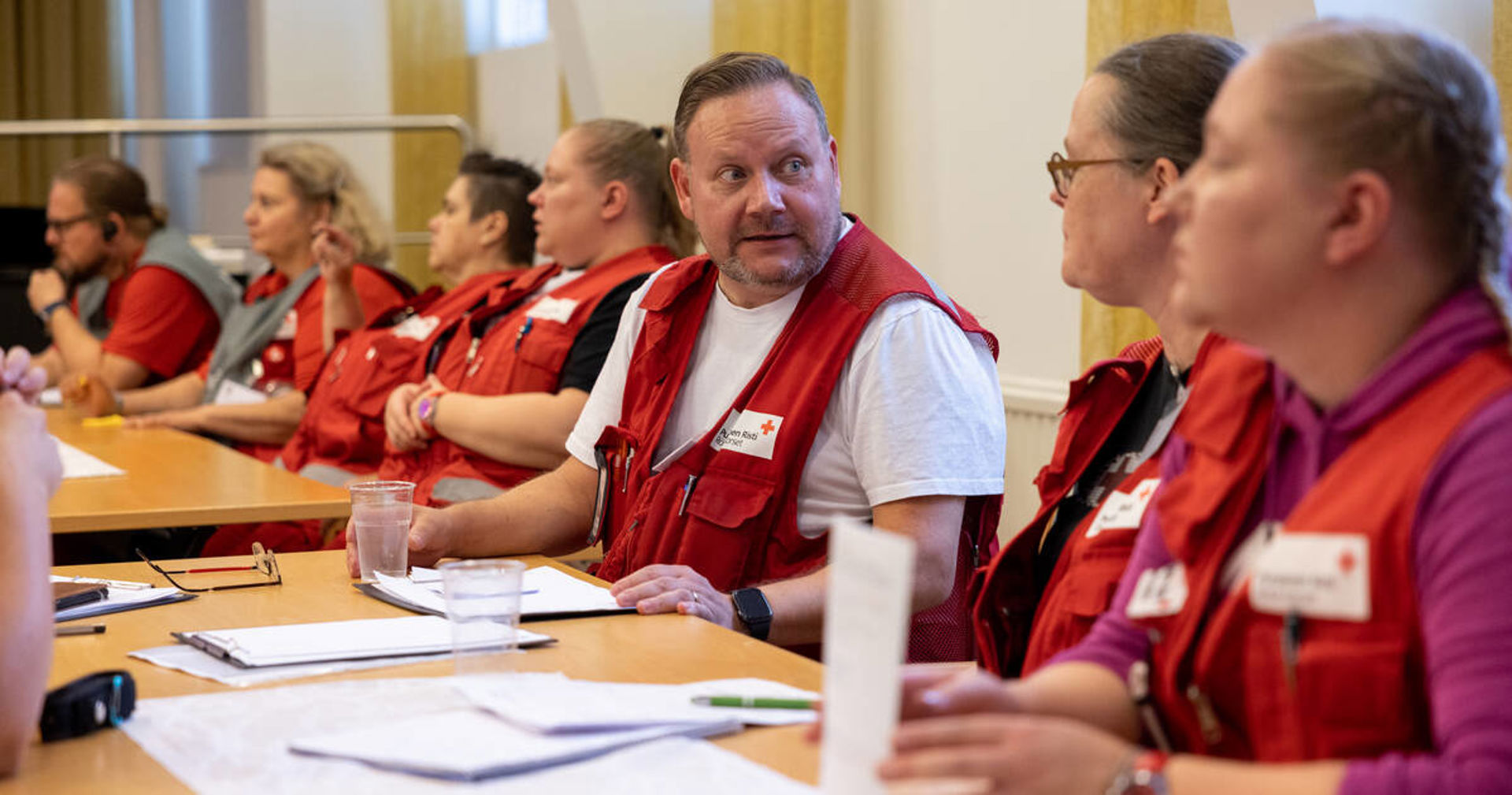 Vapaaehtoisia pöydän äärellä.