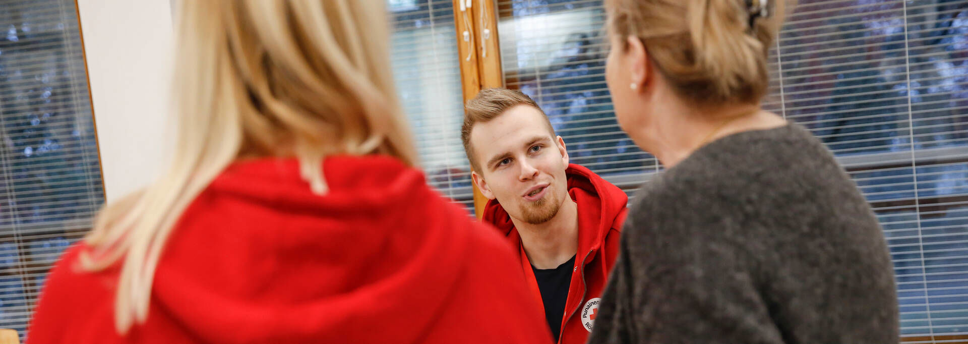 Suomen Punaisen Ristin kouluttaja puhuu edessään oleville henkilöille.