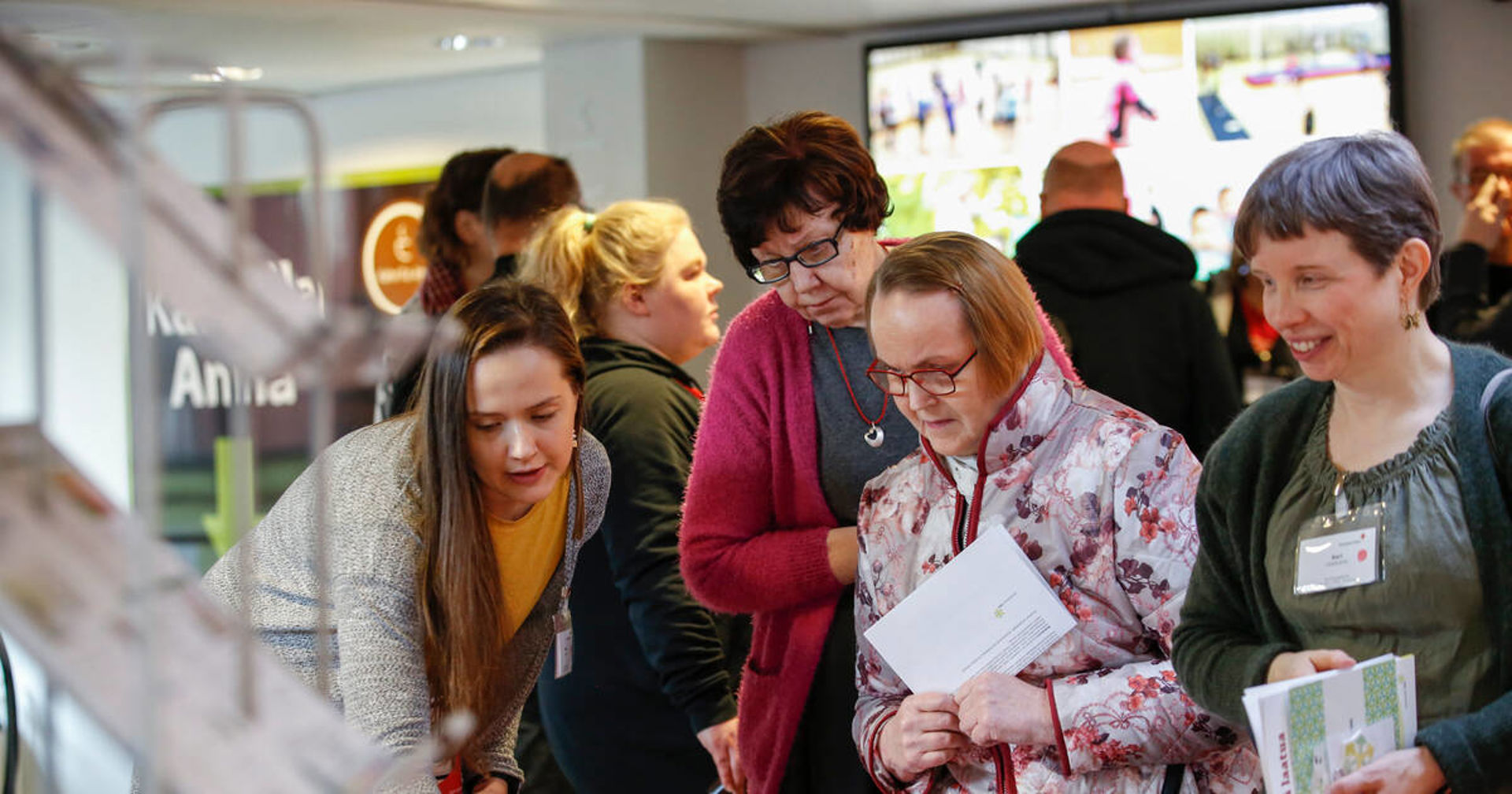Punaisen Ristin kouluttaja kouluttamassa vapaaehtoiskouluttajia.