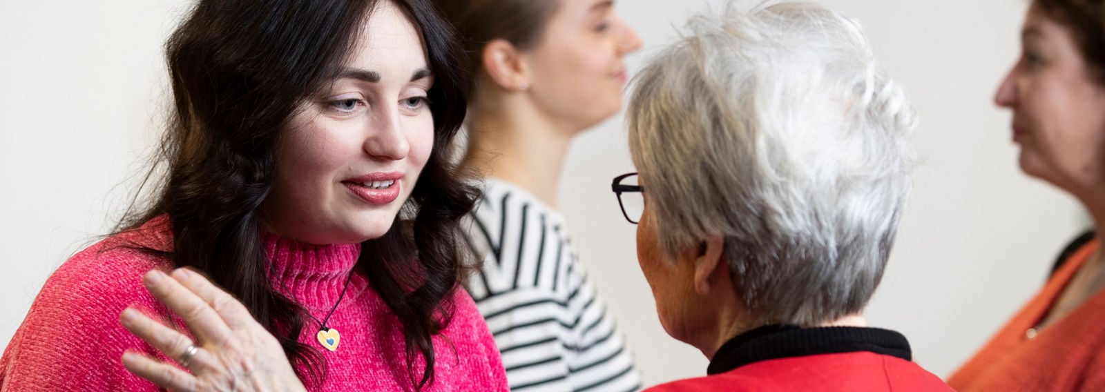 Kaksi henkilöä keskustelee.