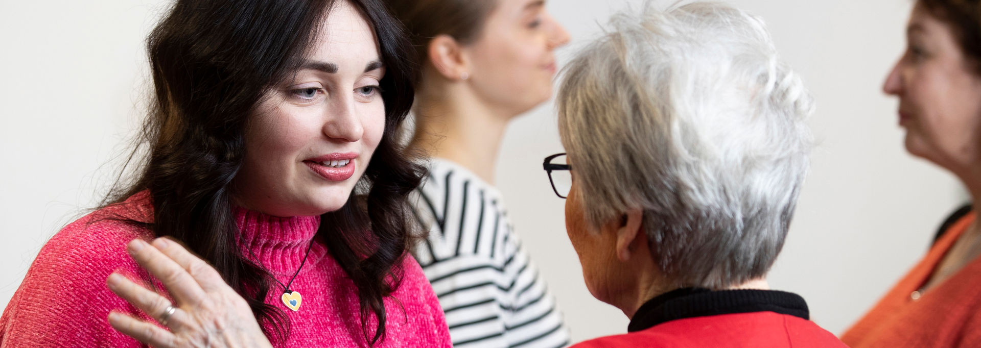 Kaksi henkilöä keskustelee.