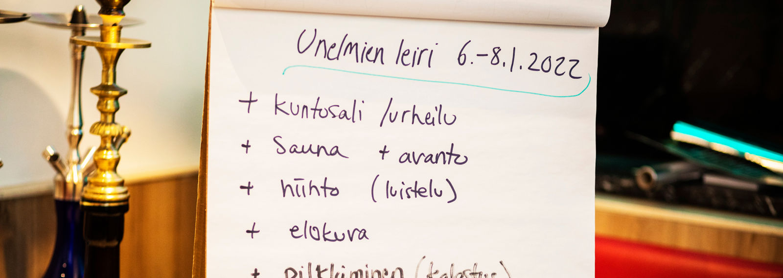 Paperitaululla on kirjoitettu unelmien leiristä.