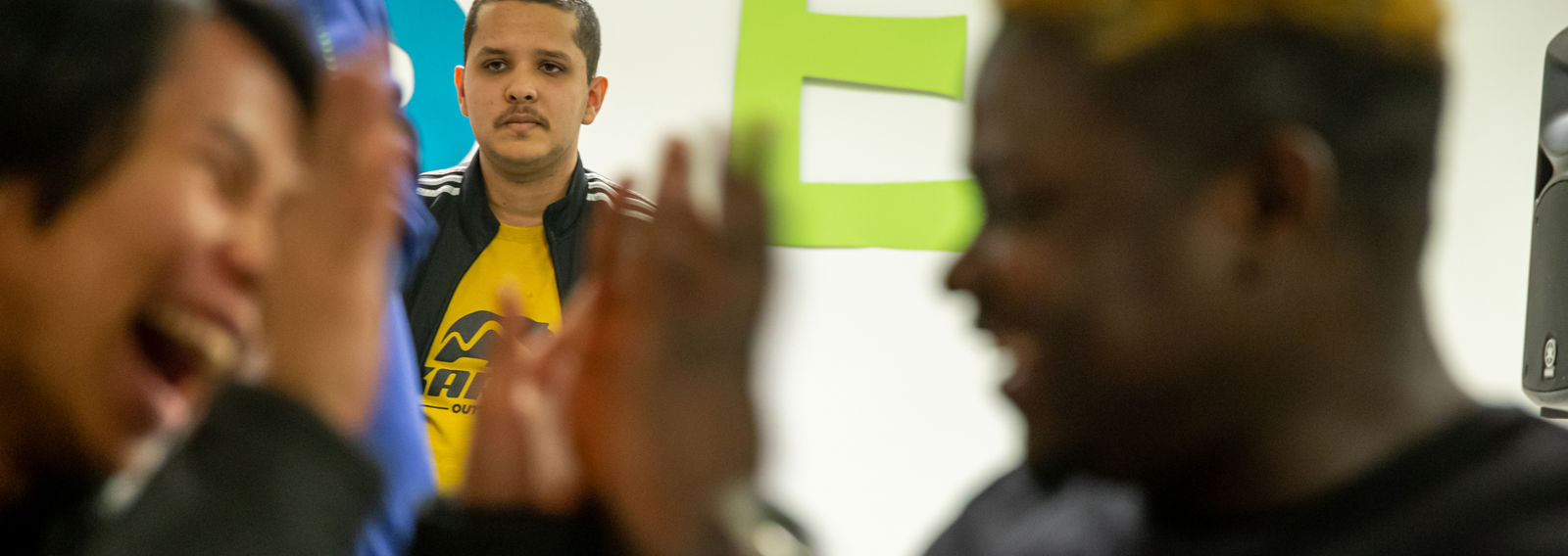 Kaksi henkilöä antaa toisilleen ylävitosen.