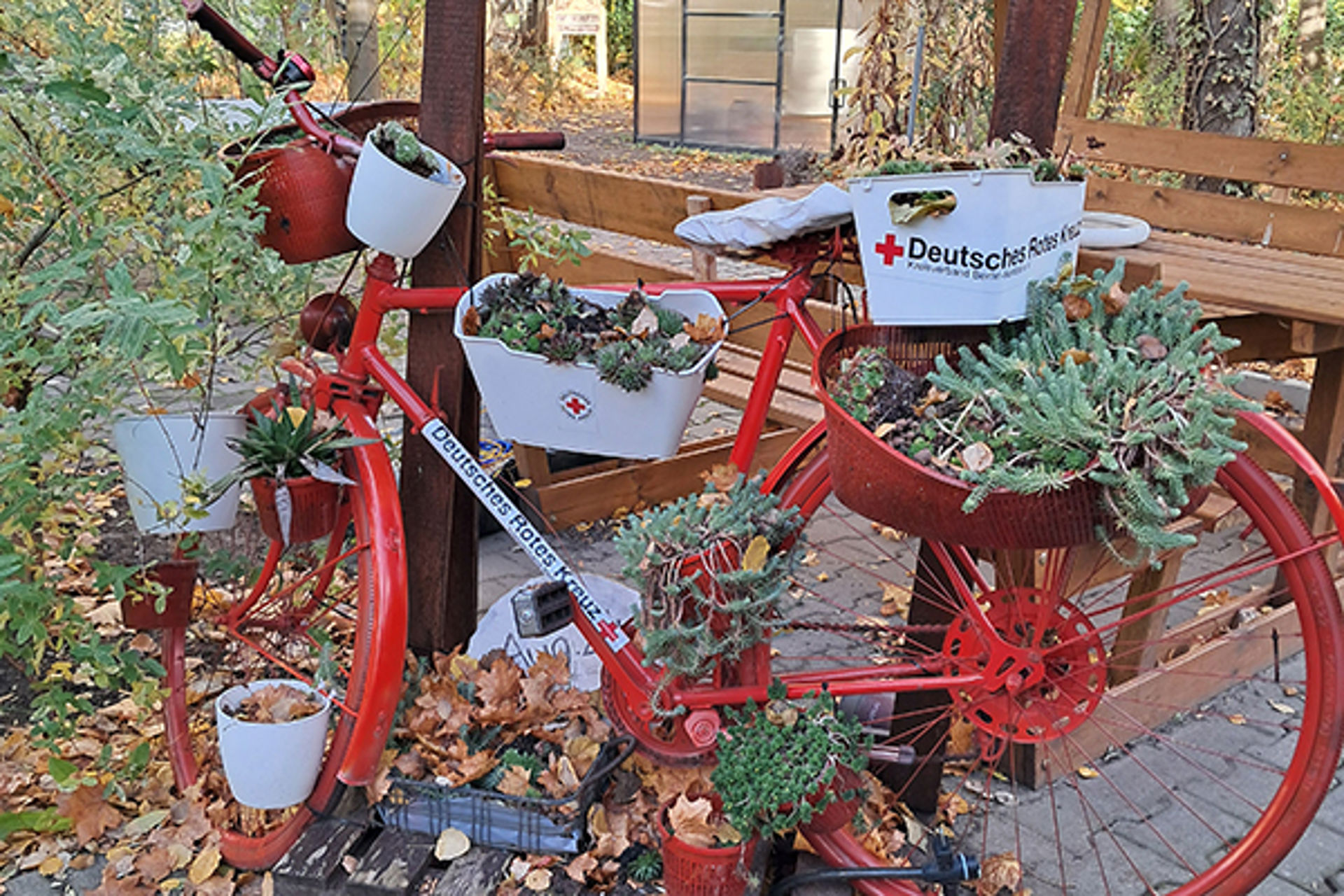 Saksan Punaisen Ristin Berliinin osaston pyöräpajan tekemä Punaisen Ristin pyörä.