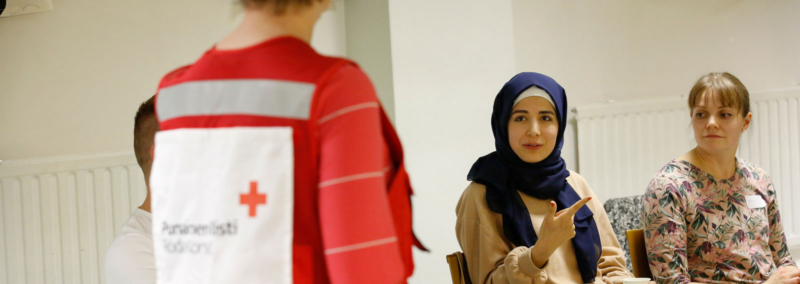 Punaisen Ristin kouluttaja keskustelee henkilön kanssa.