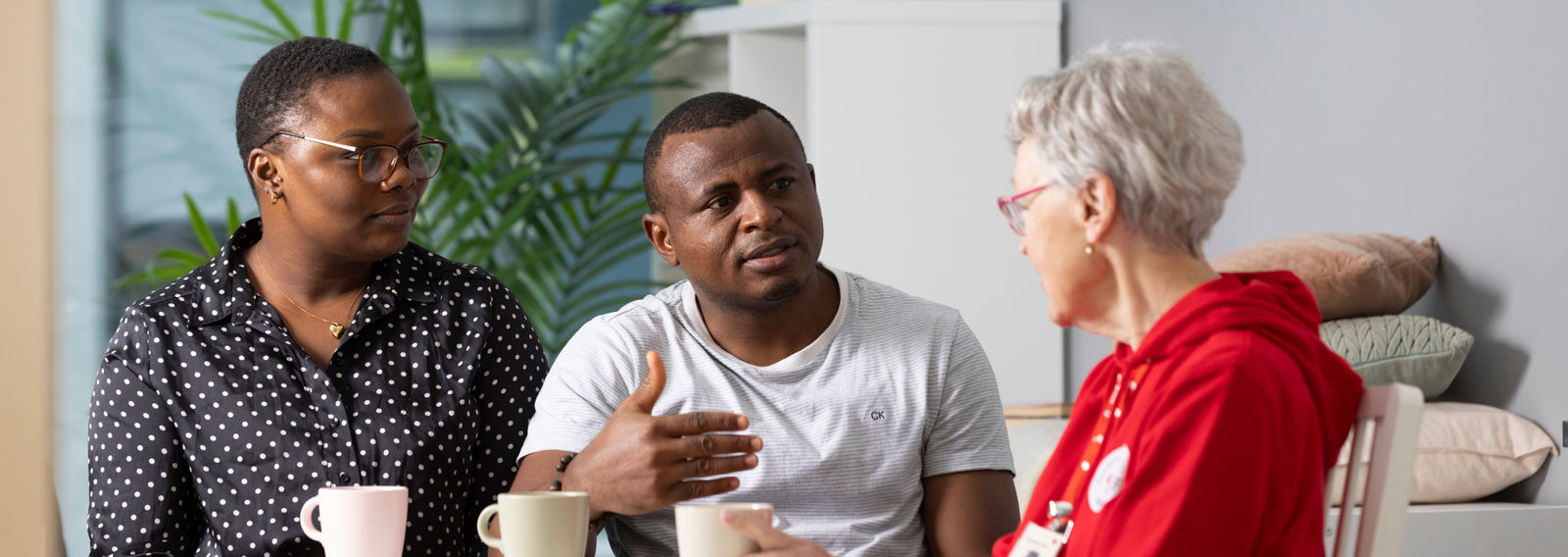 Kolme henkilöä keskustelee.