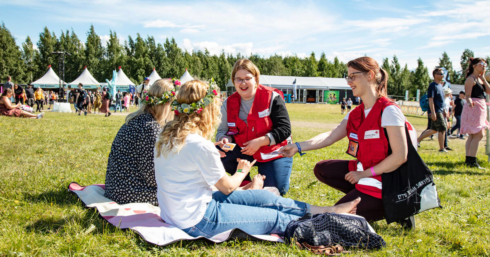 Joukko nuoria kulkee talvisessa maisemassa.
