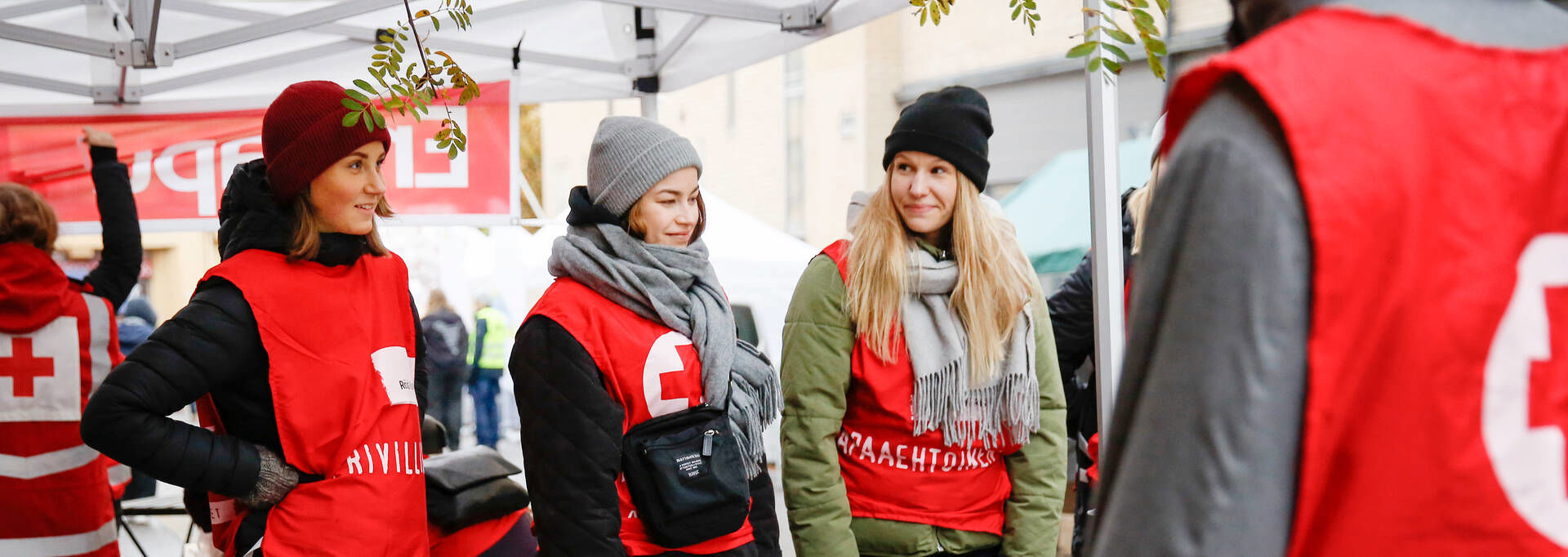 Punaisen Ristin vapaaehtoisia ruoka-aputapahtumassa.