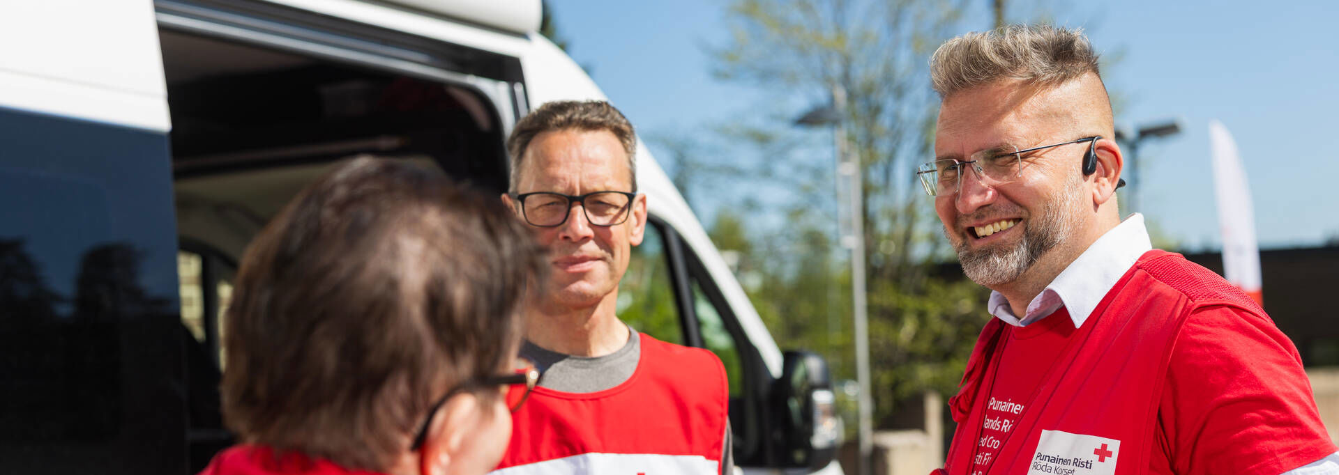 Terveyspistevapaaehtoiset keskustelevat keskenään. 