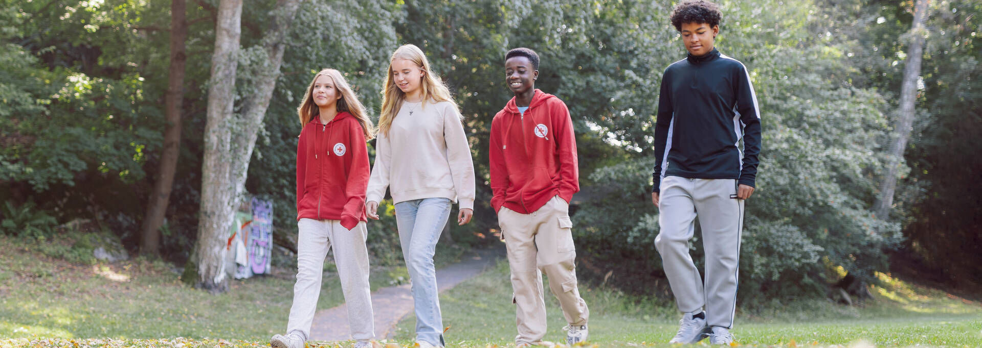 Vanhempi näyttää kahdelle lapselle, miten auttaa tukehtuvaa nukella.