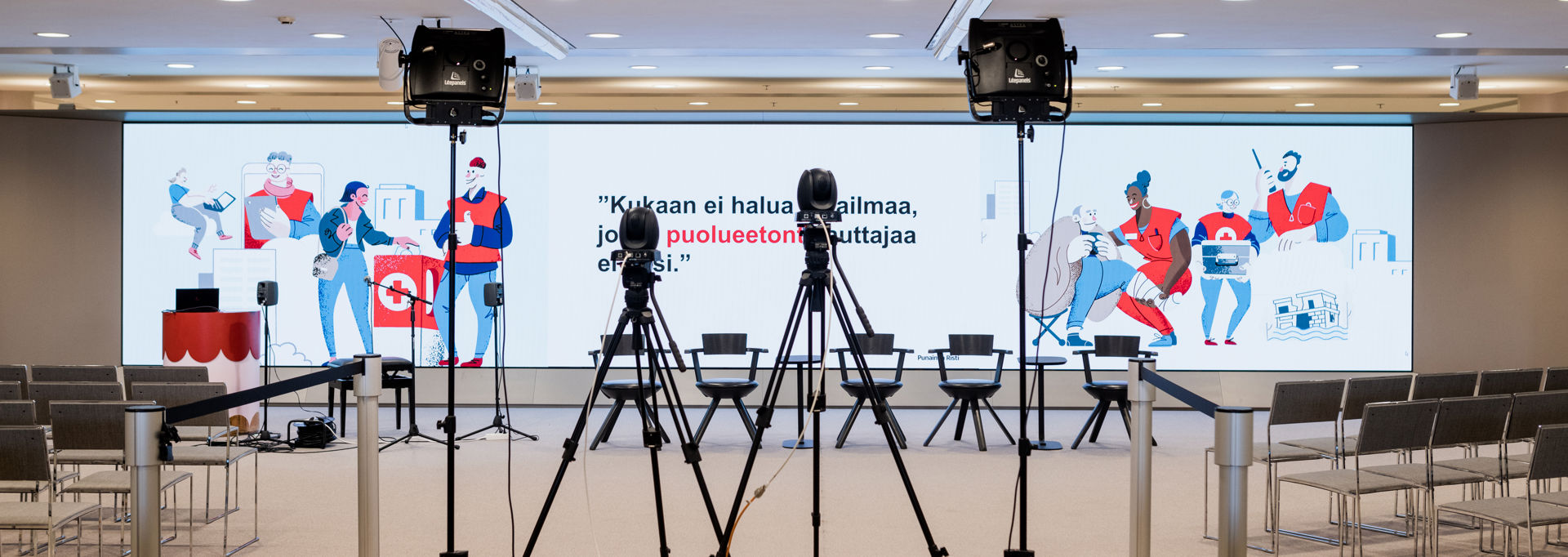 Seinälle heijastettu Punaisen Ristin kuvastoa ja teksti: "Kukaan ei halua maailmaa, jossa puolueetonta auttajaa ei olisi."