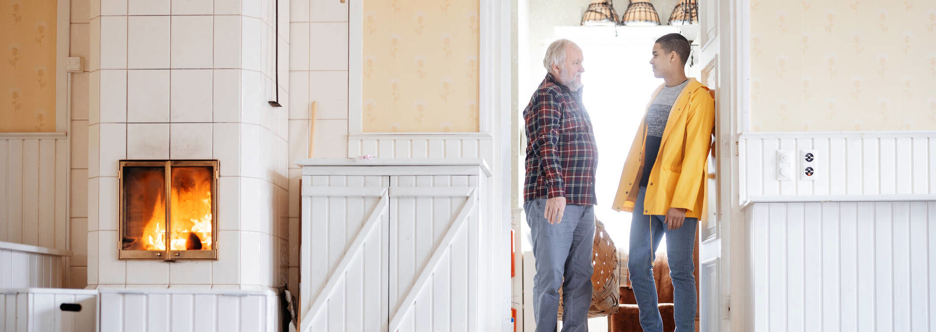 Kaksi henkilöä hymyilevät