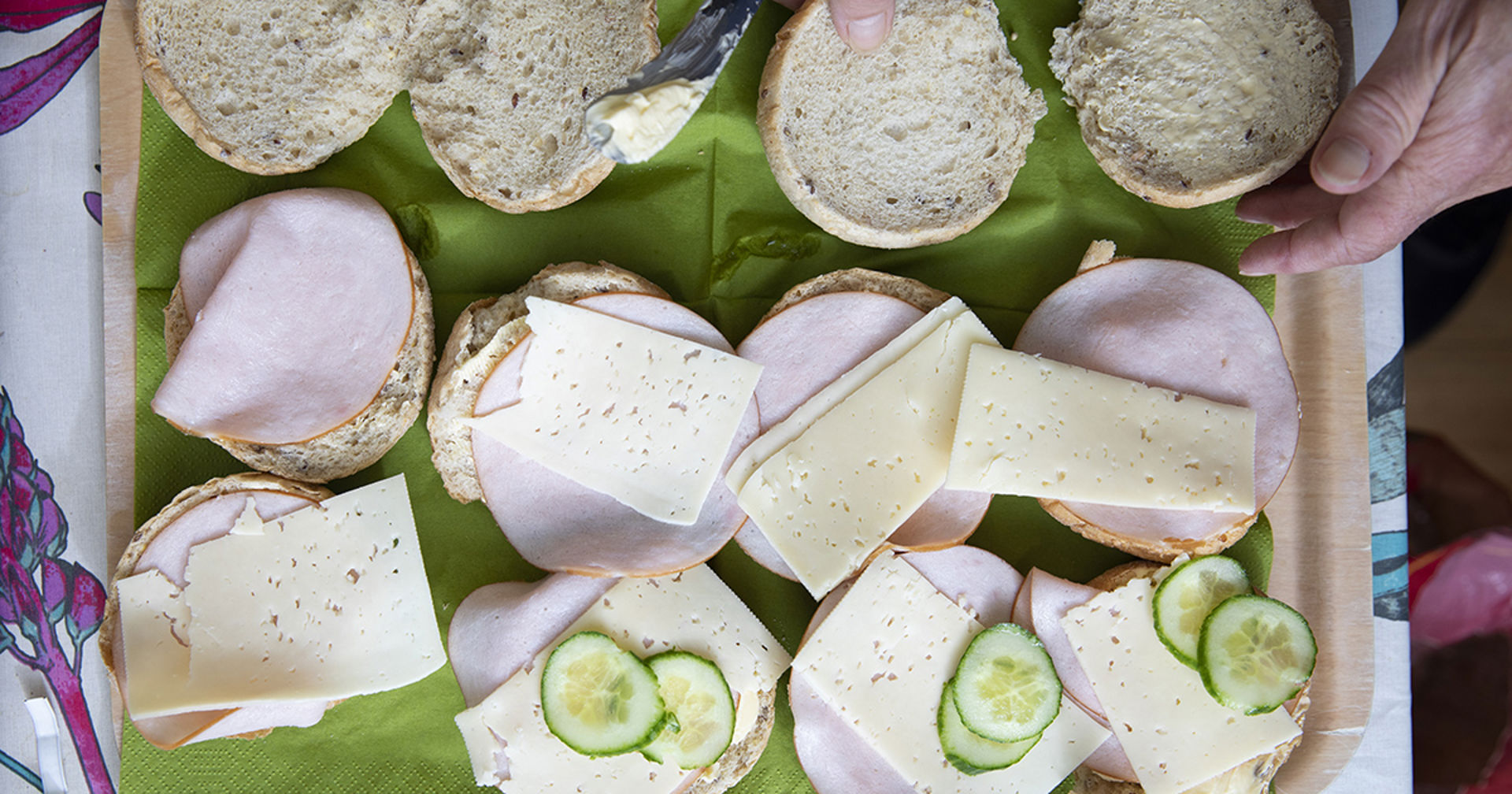 Tarjottimella sämpylöitä