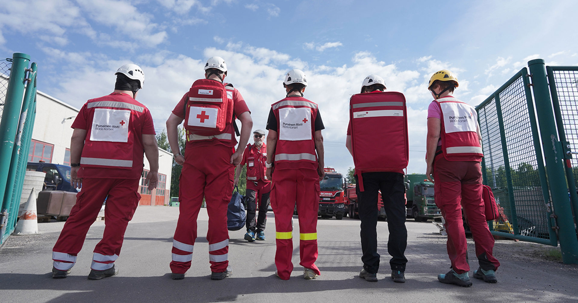Punaisen Ristin vapaaehtoisia seisomassa rivissä. 