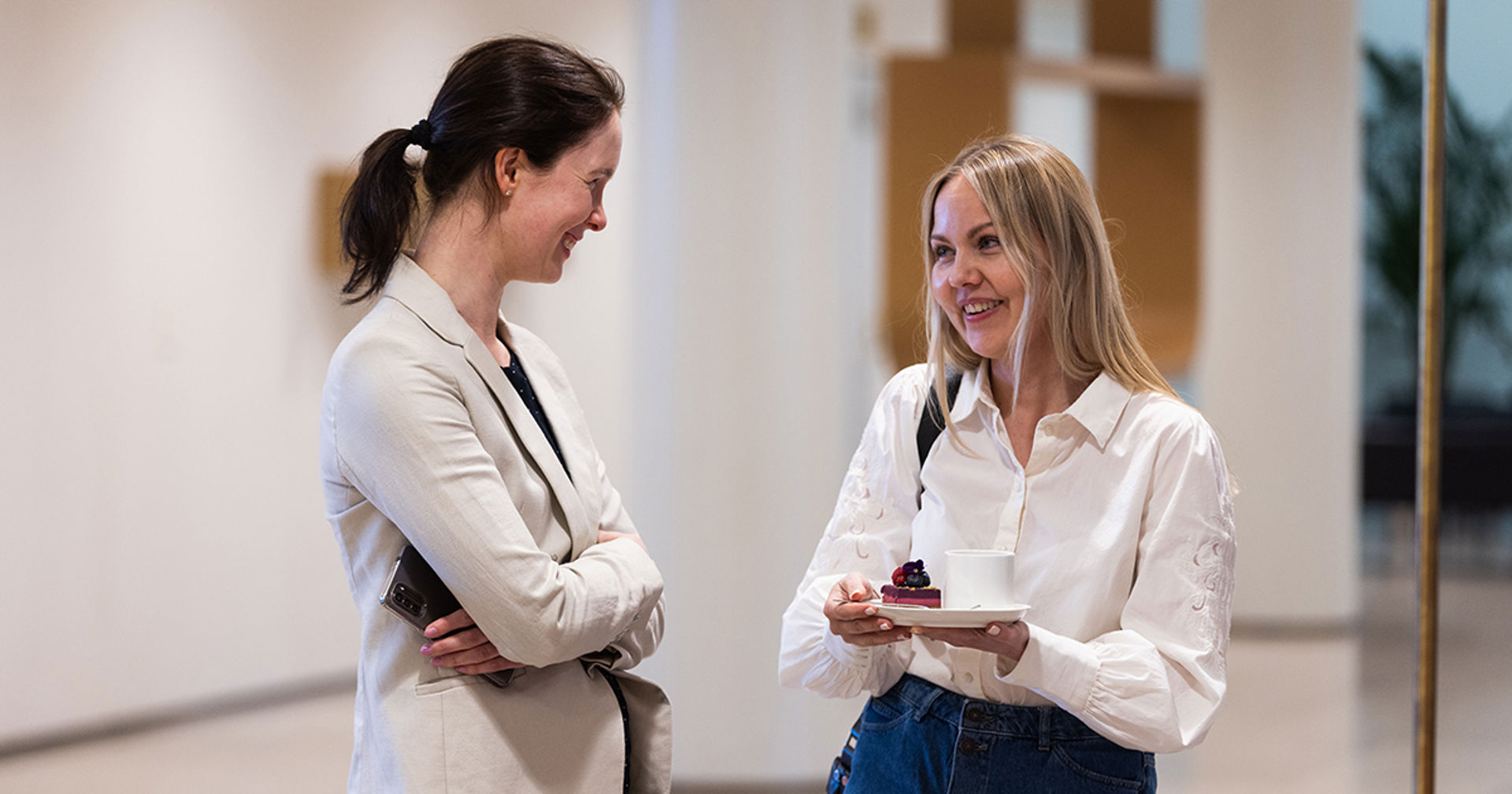 Kaksi henkilöä keskustelemassa.