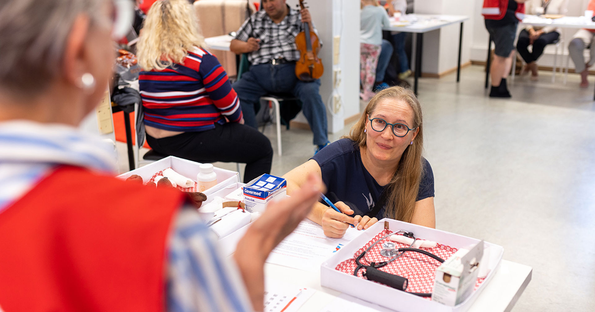 Punaisen Ristin esittelypiste tapahtumassa.