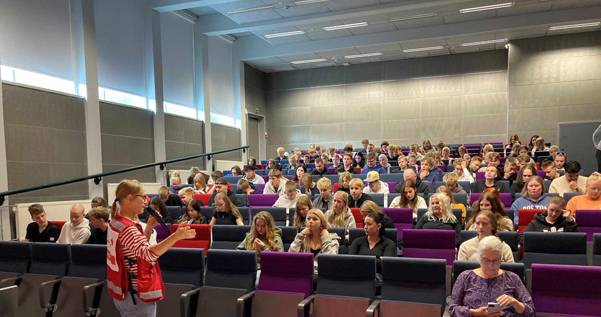 Vapaaehtoinen Akaan lukion auditoriossa.