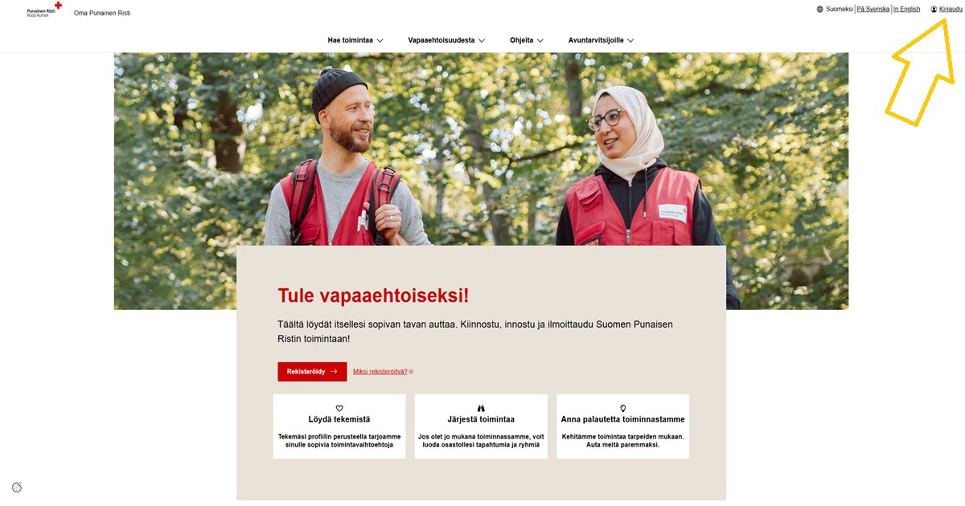 Kuvakaappaus Oman etusivulta. Nuoli osoittaa oikeassa yläkulmassa olevaan Kirjaudu-painikkeeseen.
