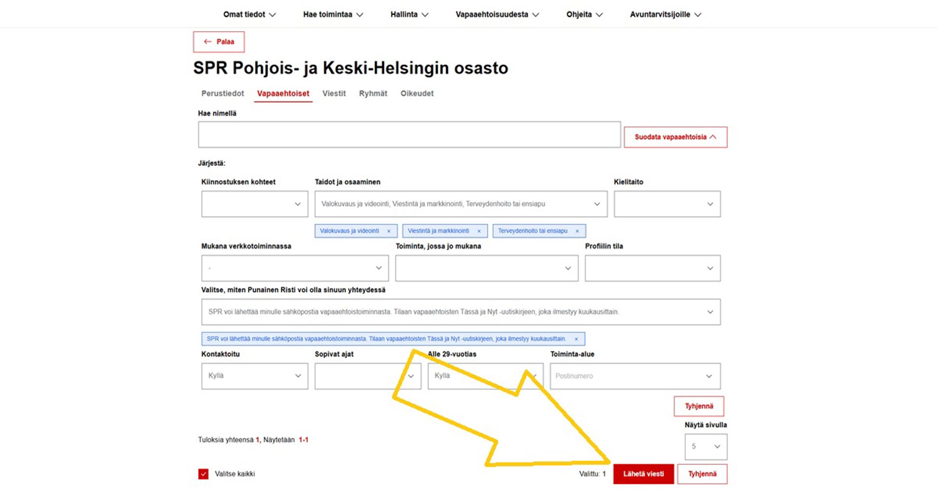 Kuvakaappaus Oma-järjestelmästä. Nuoli näyttää, mitä tulee painaa, jos haluaa lähettää viestin suodatetuille vapaaehtoisille.