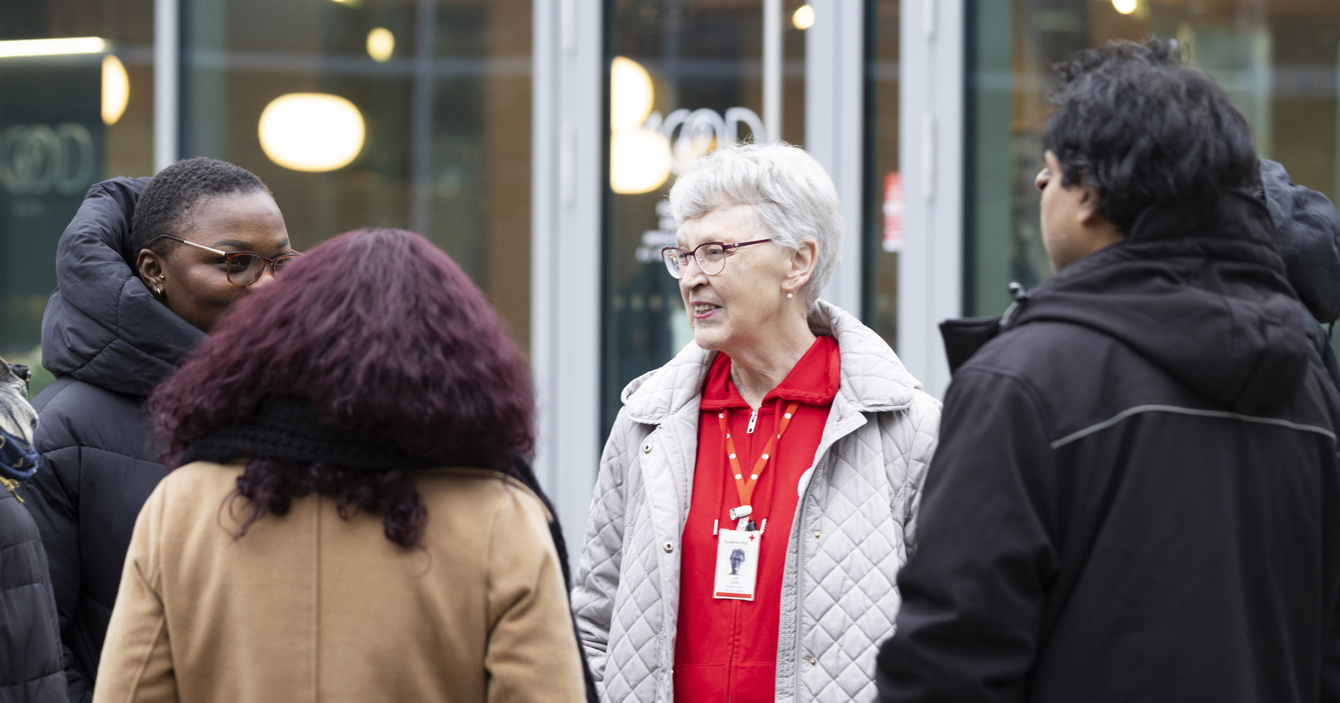 Ihmiset keskustelevat ringissä ulkona.