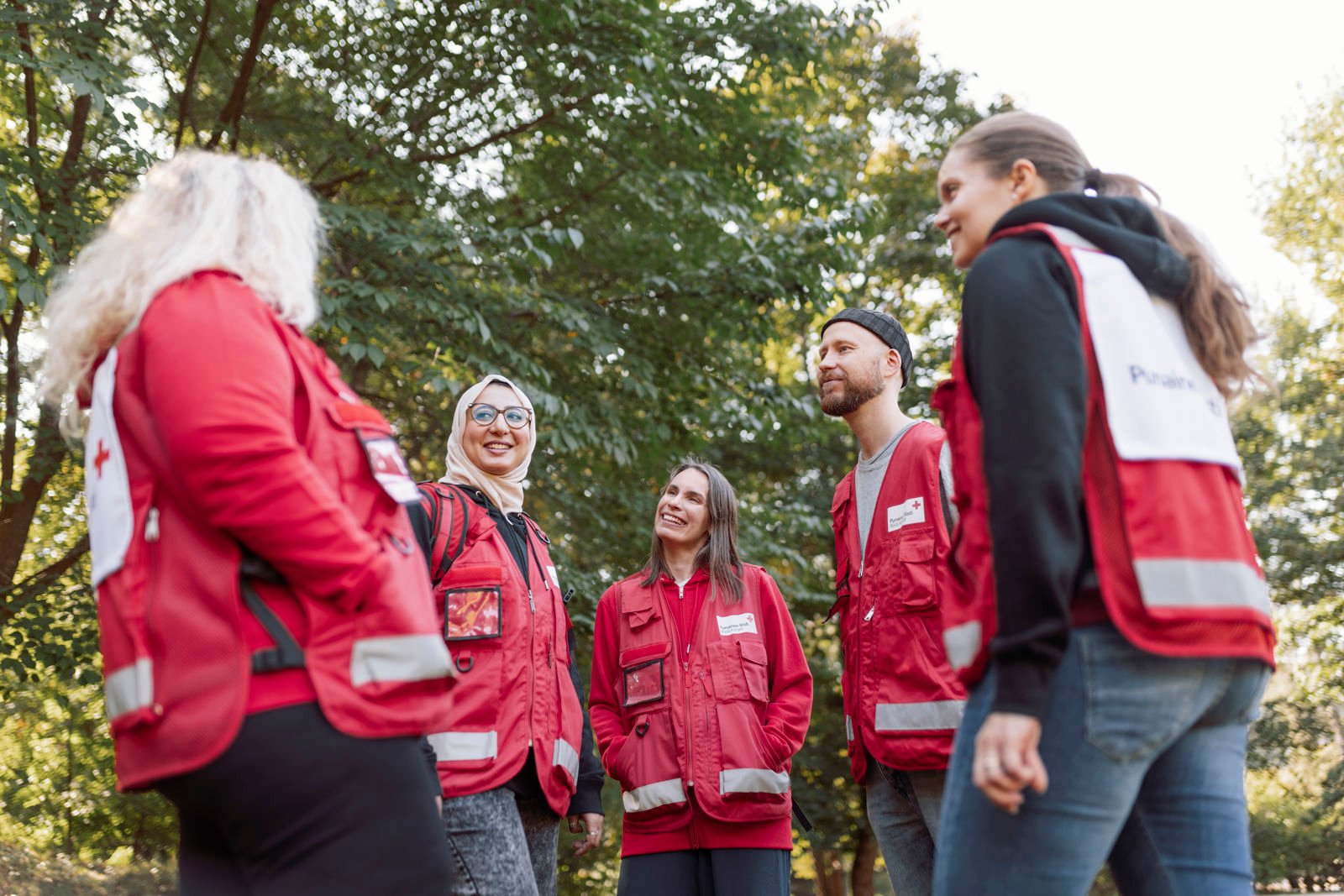 Vapaaehtoiset juttelevat keskenään ulkona. 