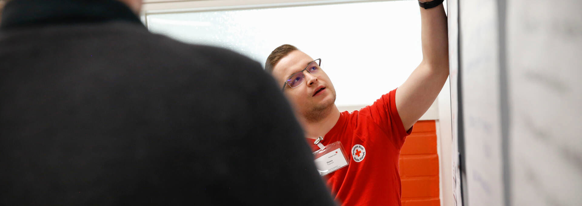 SPR:n kouluttaja esittelee fläppitaulua.