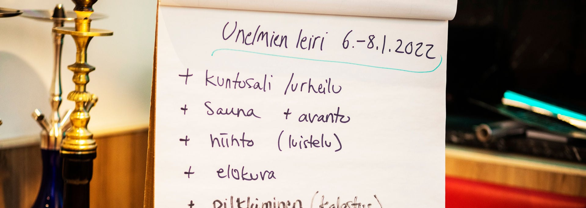 Paperitaululla on kirjoitettu unelmien leiristä.