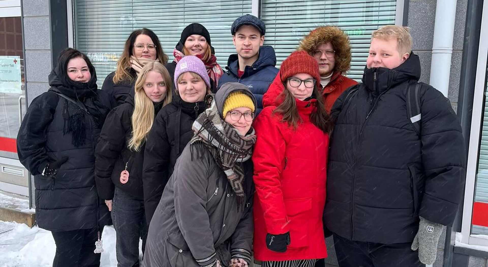 Kuvassa on Suomen Punaisen Ristin valtakunnallisen nuorisotoimikunnan kymmenen jäsentä.
