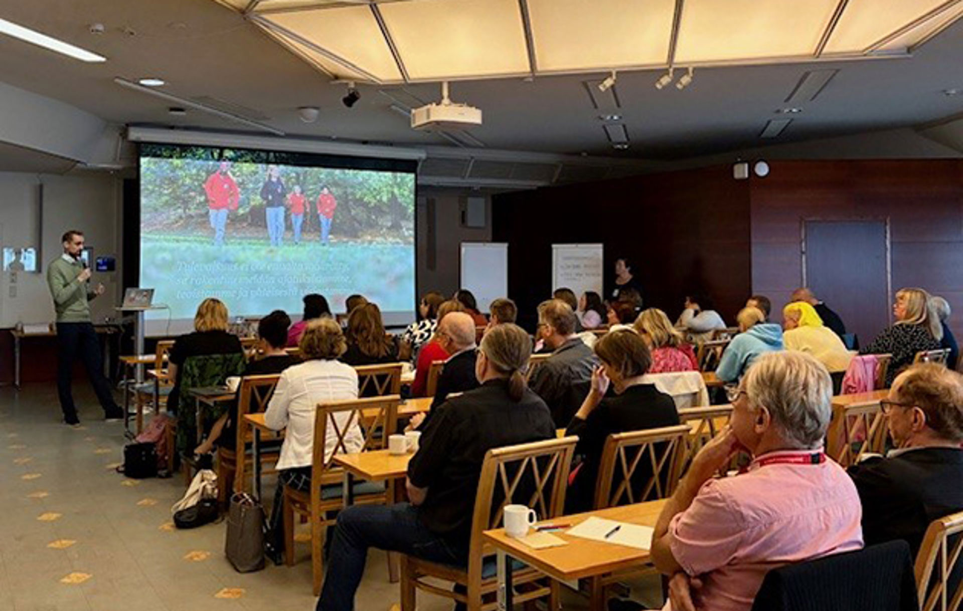 Piireissä käydyissä keskusteluissa pohdittiin tulevaisuuden avun tarpeita. Teemoina esiin nousivat muun muassa yksinäisyys, nuoret ja monikulttuurisuus. Tärkeiksi avun muodoiksi vapaaehtoiset nostivat ruoka-avun sekä valmiuden niin yleisesti kuin paikallisesti. Kuvassa Hämeen piirin vapaaehtoisia työpajassa.