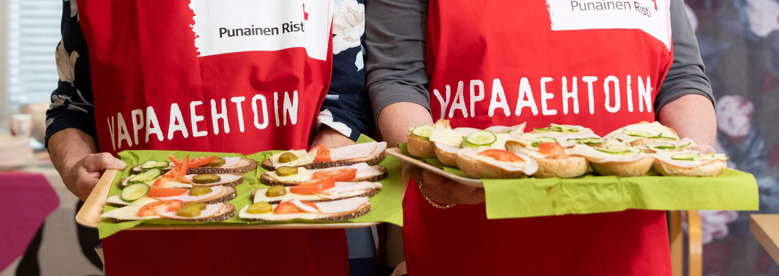 Kaksi ruoka-avun vapaaehtoiset tarjoilevat leipiä ruoka-aputapahtumassa.
