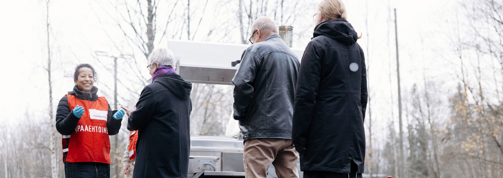 Vapaaehtoinen jakamassa ruoka-apua.
