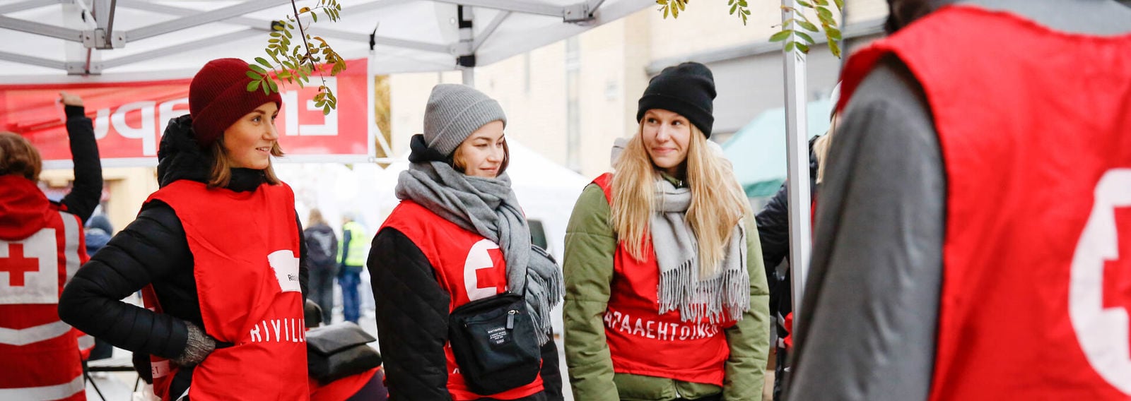 Punaisen Ristin vapaaehtoisia ruoka-aputapahtumassa.