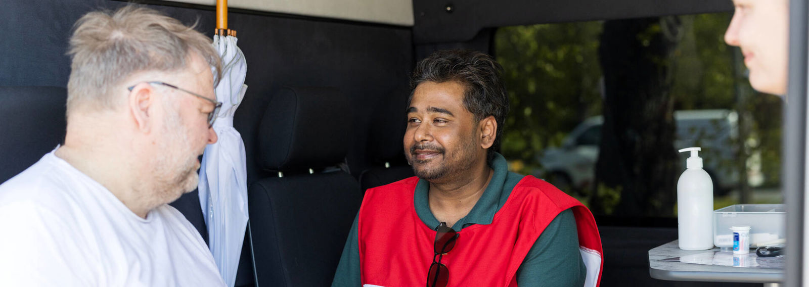 Vapaaehtoinen mittaa potilaan verenpainetta.