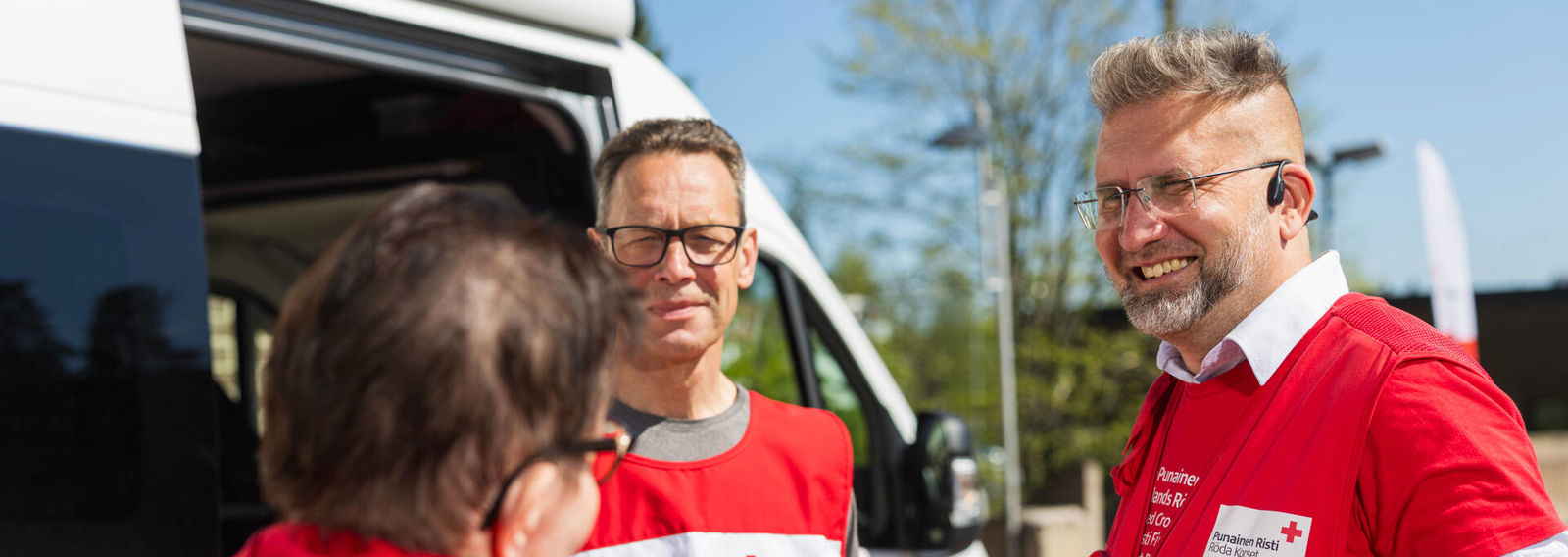 Terveyspistevapaaehtoiset keskustelevat keskenään. 