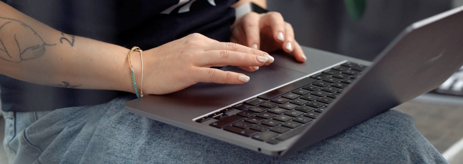 Kädet näppäimistöllä.