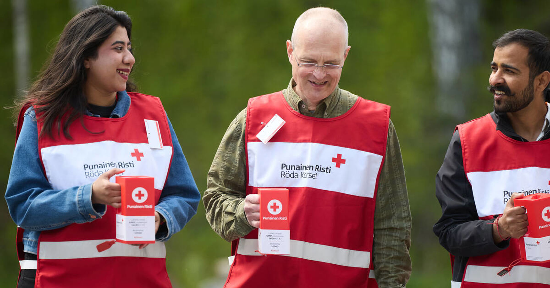 Kolme nälkäpäivä kerääjää kävelee kohti kameraa.