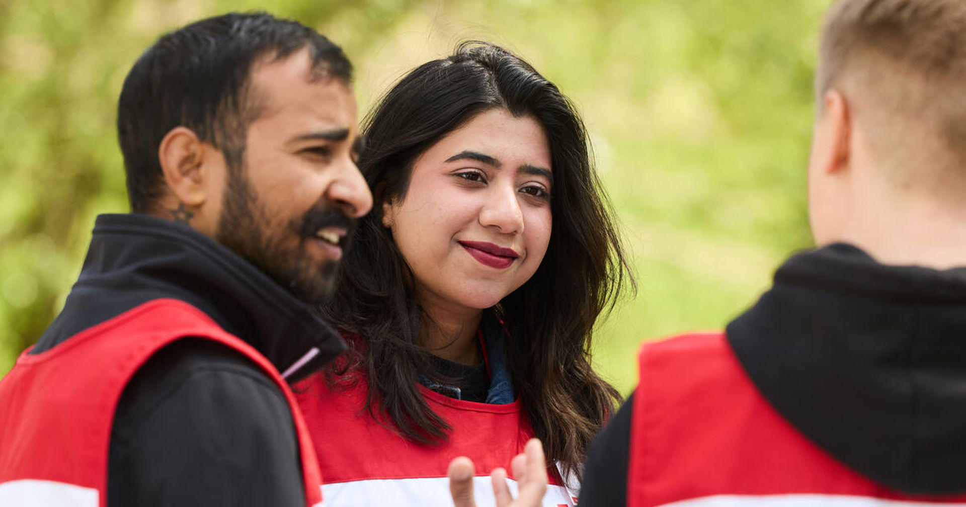 Kolme nälkäpäivä kerääjää juttelee ulkona.