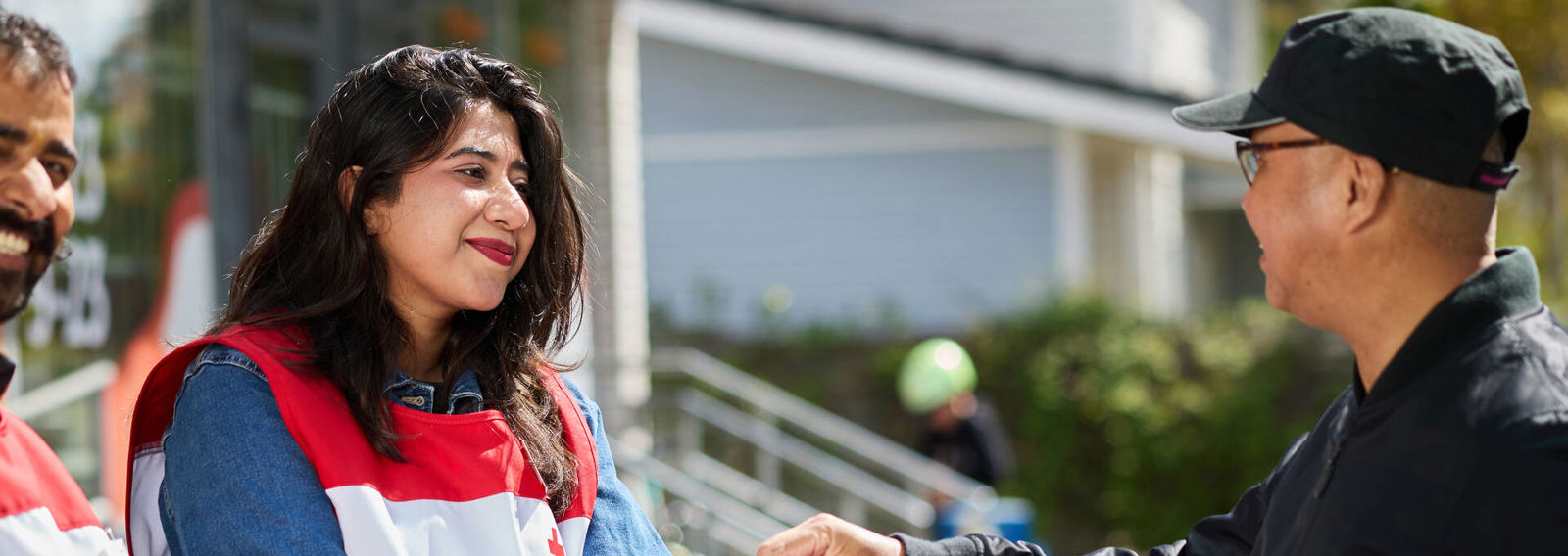 Kaksi henkilöä katsoo toisiaan.