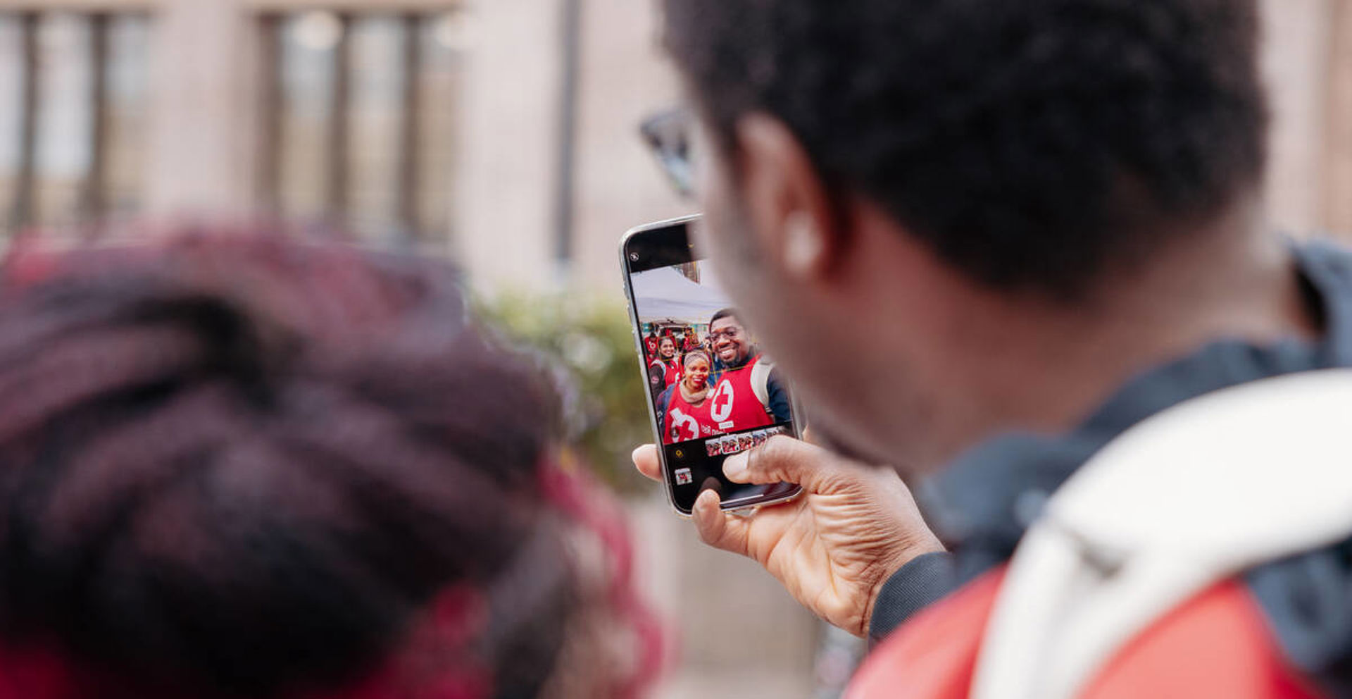 Kaksi punaisen ristin vapaaehtoista ottaa itsestään selfietä.