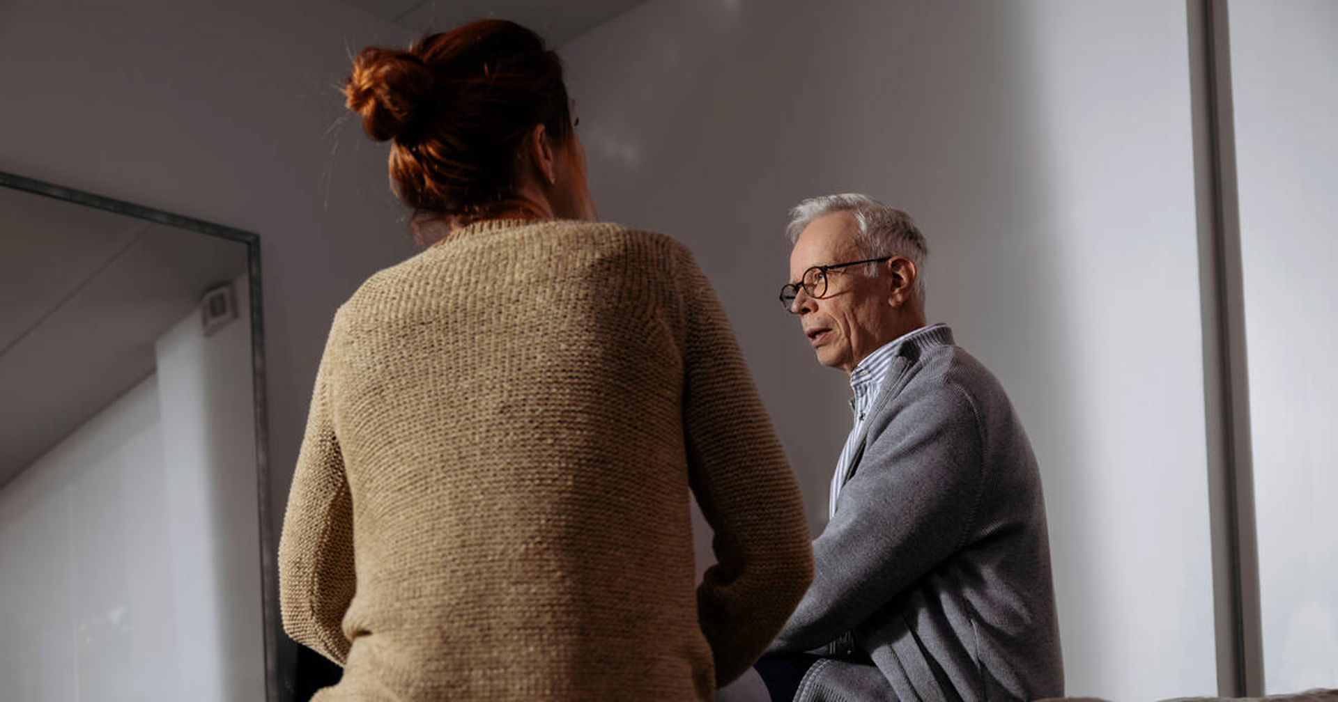 Kaksi henkilöä juttelee.