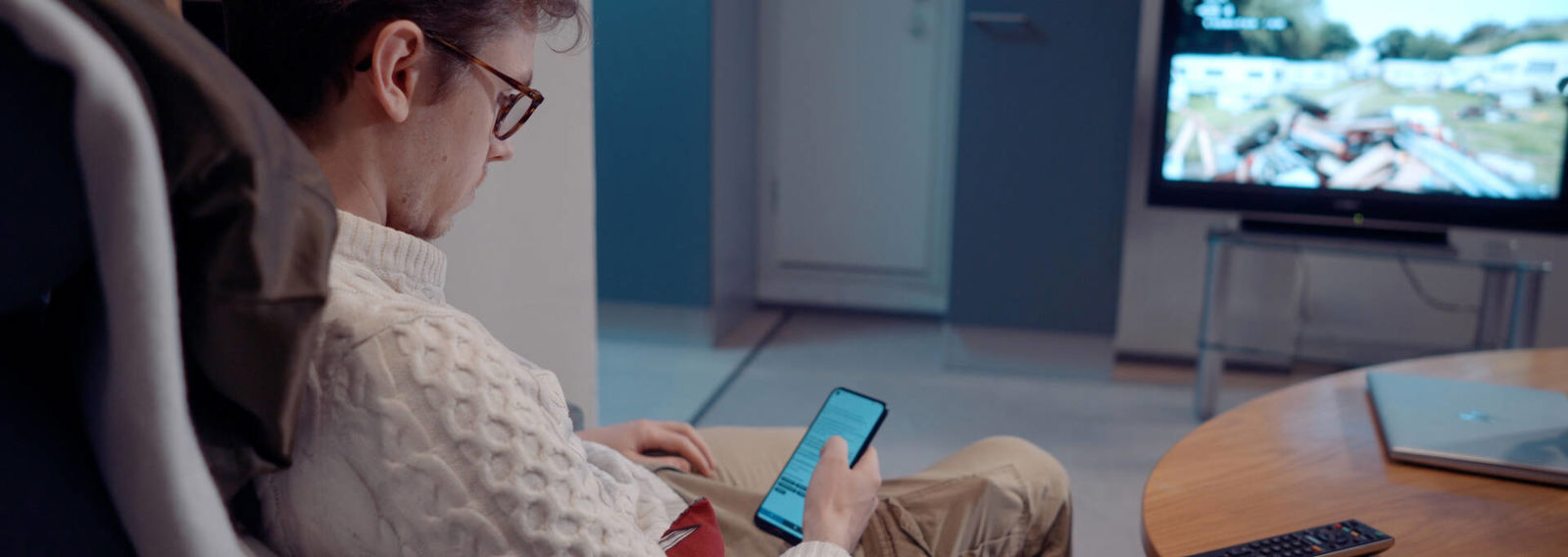 Kaksi hymyilevää henkilöä katsoo yhdessä tablettitietokonetta.